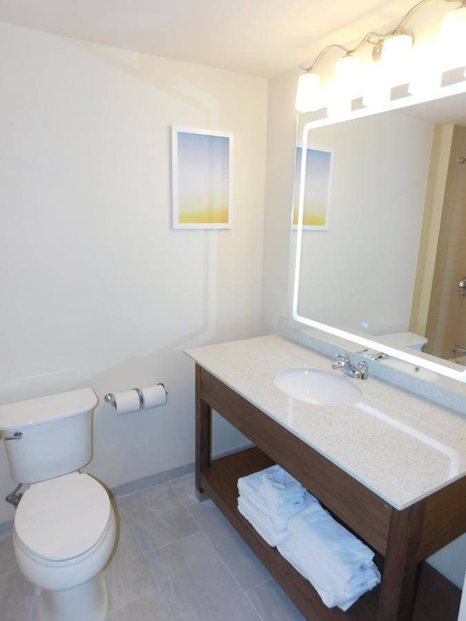 Days & By Wyndham Ne Hotel